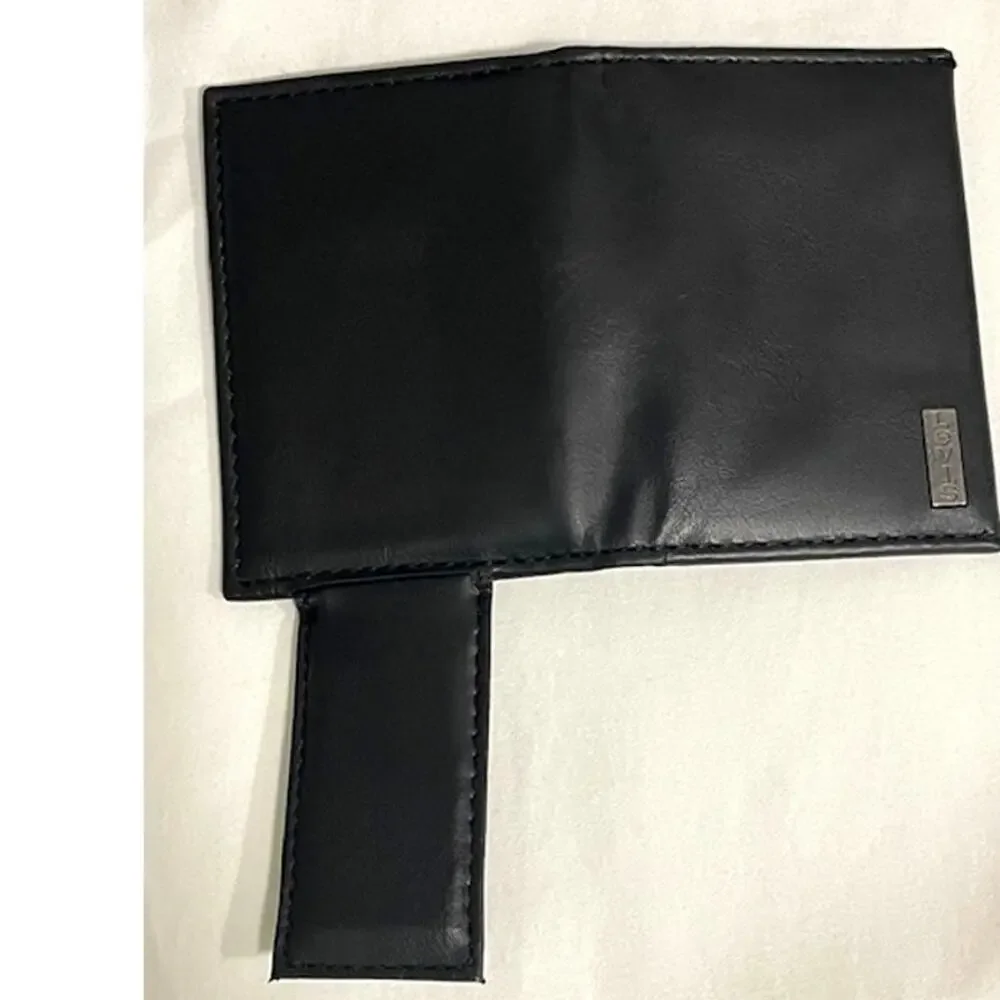 NWT Levi's Black Leather Wallet Credit Card Magnetic Clip ID Sleeve